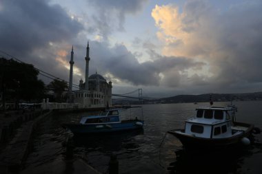 Ortaköy Camii ve Boğaziçi Köprüsü (15 Temmuz Şehitler Köprüsü) gece manzarası. İstanbul, Türkiye.