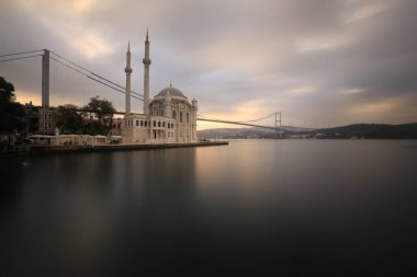 Ortaköy Camii ve Boğaziçi Köprüsü (15 Temmuz Şehitler Köprüsü) gece manzarası. İstanbul, Türkiye.