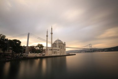 Ortaköy Camii ve Boğaziçi Köprüsü (15 Temmuz Şehitler Köprüsü) gece manzarası. İstanbul, Türkiye.