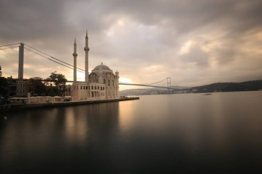 Ortaköy Camii ve Boğaziçi Köprüsü (15 Temmuz Şehitler Köprüsü) gece manzarası. İstanbul, Türkiye.