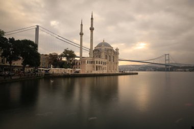 Ortaköy Camii ve Boğaziçi Köprüsü (15 Temmuz Şehitler Köprüsü) gece manzarası. İstanbul, Türkiye.