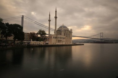 Ortaköy Camii ve Boğaziçi Köprüsü (15 Temmuz Şehitler Köprüsü) gece manzarası. İstanbul, Türkiye.