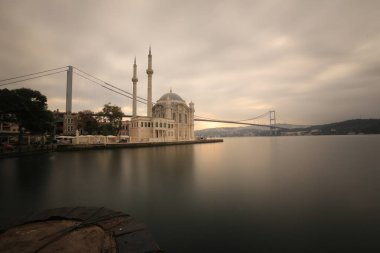 Ortaköy Camii ve Boğaziçi Köprüsü (15 Temmuz Şehitler Köprüsü) gece manzarası. İstanbul, Türkiye.