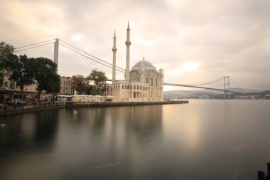 Ortaköy Camii ve Boğaziçi Köprüsü (15 Temmuz Şehitler Köprüsü) gece manzarası. İstanbul, Türkiye.