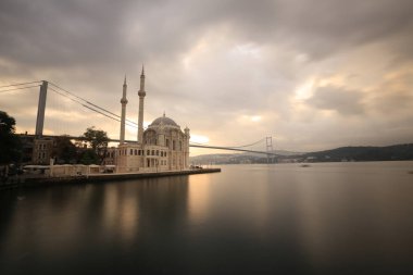 Ortaköy Camii ve Boğaziçi Köprüsü (15 Temmuz Şehitler Köprüsü) gece manzarası. İstanbul, Türkiye.