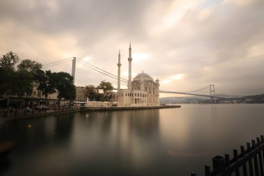 Ortaköy Camii ve Boğaziçi Köprüsü (15 Temmuz Şehitler Köprüsü) gece manzarası. İstanbul, Türkiye.