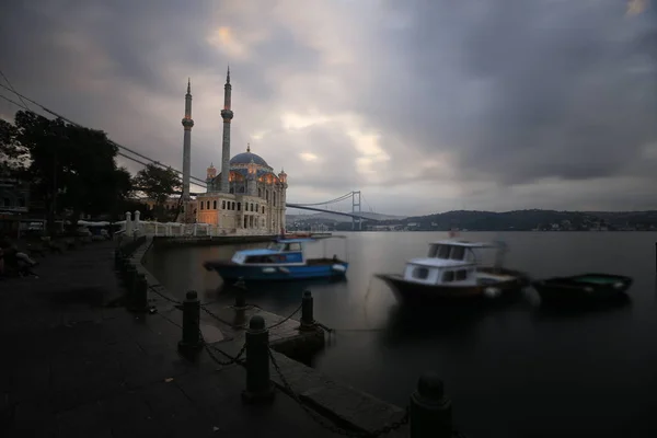 Ortaköy Camii Boğaziçi Köprüsü Temmuz Şehitler Köprüsü Gece Manzarası Stanbul — Stok fotoğraf