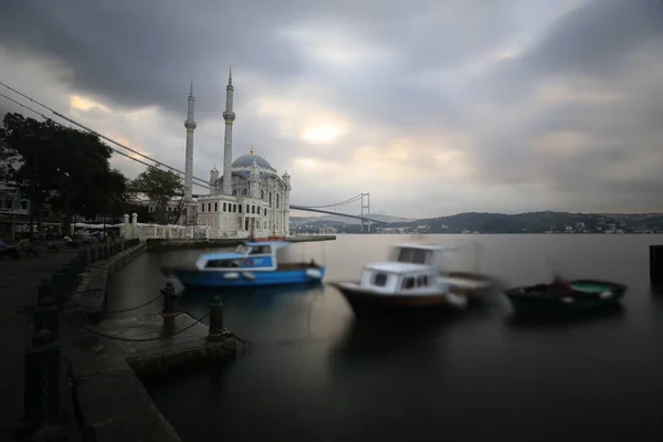 Ortaköy Camii Boğaziçi Köprüsü Temmuz Şehitler Köprüsü Gece Manzarası Stanbul — Stok fotoğraf