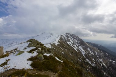 Karlı çam ormanında dağ kulübesi. Gün batımında karlı çam ormanı. Uludağ Milli Parkı, Bursa.