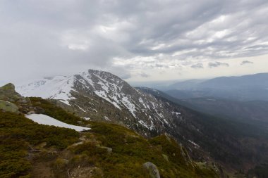 Karlı çam ormanında dağ kulübesi. Gün batımında karlı çam ormanı. Uludağ Milli Parkı, Bursa.