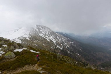 Karlı çam ormanında dağ kulübesi. Gün batımında karlı çam ormanı. Uludağ Milli Parkı, Bursa.