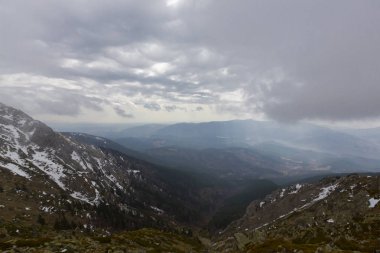 Karlı çam ormanında dağ kulübesi. Gün batımında karlı çam ormanı. Uludağ Milli Parkı, Bursa.