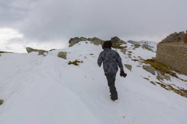 Karlı çam ormanında dağ kulübesi. Gün batımında karlı çam ormanı. Uludağ Milli Parkı, Bursa.