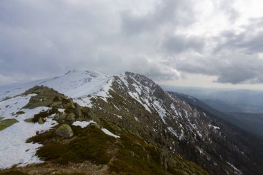 Karlı çam ormanında dağ kulübesi. Gün batımında karlı çam ormanı. Uludağ Milli Parkı, Bursa.