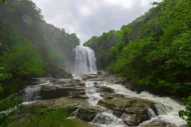 Mustafa Kemal Paşa'da Suuctu şelaleleri, Bursa, Türkiye. Ağaçlar arasında güzel şelale, yeşil yapraklar, kayalar ve nehir arka plan ile gizli ormanda taşlar.