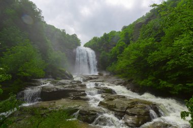 Mustafa Kemal Paşa'da Suuctu şelaleleri, Bursa, Türkiye. Ağaçlar arasında güzel şelale, yeşil yapraklar, kayalar ve nehir arka plan ile gizli ormanda taşlar.