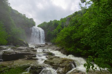 Mustafa Kemal Paşa'da Suuctu şelaleleri, Bursa, Türkiye. Ağaçlar arasında güzel şelale, yeşil yapraklar, kayalar ve nehir arka plan ile gizli ormanda taşlar.
