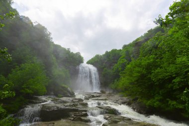 Mustafa Kemal Paşa'da Suuctu şelaleleri, Bursa, Türkiye. Ağaçlar arasında güzel şelale, yeşil yapraklar, kayalar ve nehir arka plan ile gizli ormanda taşlar.