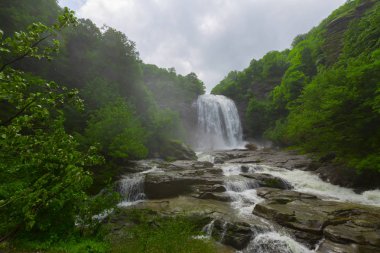 Mustafa Kemal Paşa'da Suuctu şelaleleri, Bursa, Türkiye. Ağaçlar arasında güzel şelale, yeşil yapraklar, kayalar ve nehir arka plan ile gizli ormanda taşlar.