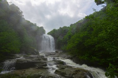 Mustafa Kemal Paşa'da Suuctu şelaleleri, Bursa, Türkiye. Ağaçlar arasında güzel şelale, yeşil yapraklar, kayalar ve nehir arka plan ile gizli ormanda taşlar.