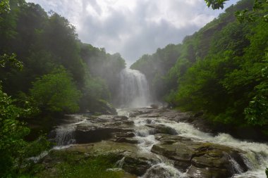 Mustafa Kemal Paşa'da Suuctu şelaleleri, Bursa, Türkiye. Ağaçlar arasında güzel şelale, yeşil yapraklar, kayalar ve nehir arka plan ile gizli ormanda taşlar.