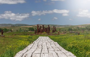 Ağrı Dağı (Büyük Ağrı), türkiye ile Ermenistan arasındaki sınırda, türkiye'nin doğusundan görülene kadar, en az bulutlu ve aşağıda görülecek olan açık bir günde, kar yağışlı.