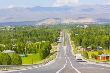 Ağrı Dağı (Büyük Ağrı), türkiye ile Ermenistan arasındaki sınırda, türkiye'nin doğusundan görülene kadar, en az bulutlu ve aşağıda görülecek olan açık bir günde, kar yağışlı.