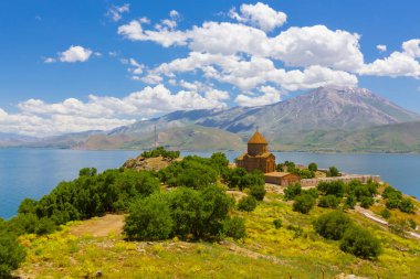 Akdamar adası ve Surp Kilisesi (Akdamar kilisesi) panoramik resim. Ermeni halkı için önemli bir dini yer