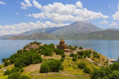 Akdamar adası ve Surp Kilisesi (Akdamar kilisesi) panoramik resim. Ermeni halkı için önemli bir dini yer