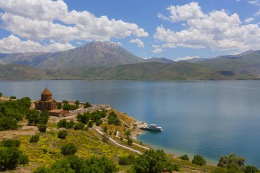 Akdamar adası ve Surp Kilisesi (Akdamar kilisesi) panoramik resim. Ermeni halkı için önemli bir dini yer