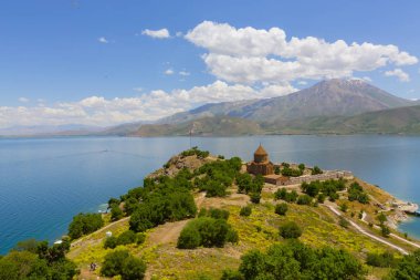 Akdamar adası ve Surp Kilisesi (Akdamar kilisesi) panoramik resim. Ermeni halkı için önemli bir dini yer