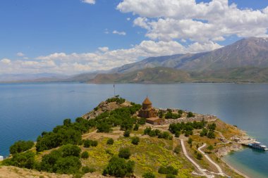 Akdamar adası ve Surp Kilisesi (Akdamar kilisesi) panoramik resim. Ermeni halkı için önemli bir dini yer