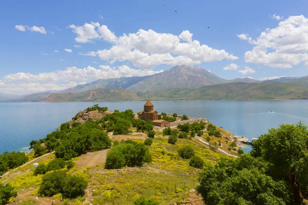 Akdamar adası ve Surp Kilisesi (Akdamar kilisesi) panoramik resim. Ermeni halkı için önemli bir dini yer