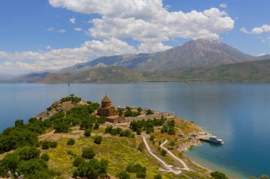 Akdamar adası ve Surp Kilisesi (Akdamar kilisesi) panoramik resim. Ermeni halkı için önemli bir dini yer