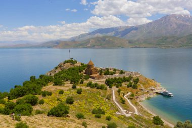 Akdamar adası ve Surp Kilisesi (Akdamar kilisesi) panoramik resim. Ermeni halkı için önemli bir dini yer