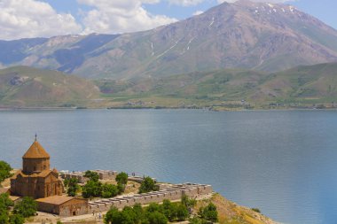 Akdamar adası ve Surp Kilisesi (Akdamar kilisesi) panoramik resim. Ermeni halkı için önemli bir dini yer