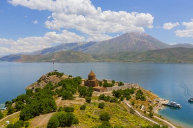 Akdamar adası ve Surp Kilisesi (Akdamar kilisesi) panoramik resim. Ermeni halkı için önemli bir dini yer