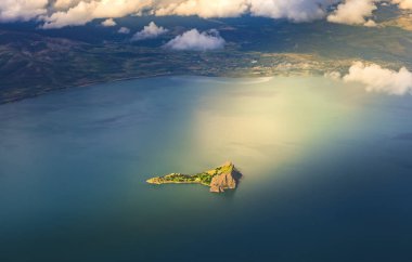 Akdamar adası ve Surp Kilisesi (Akdamar kilisesi) panoramik resim. Ermeni halkı için önemli bir dini yer