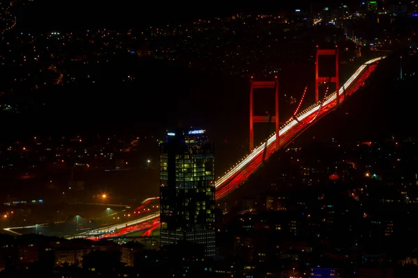 博斯普鲁斯海峡大桥在夜间伊斯坦布尔 土耳其 — 图库照片