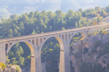 Dağ demiryolu köprüsü panoraması. Dağ demiryolu köprüsü görünümü. Dağlarda demiryolu köprüsü. Dağ demiryolu köprü sahnesi