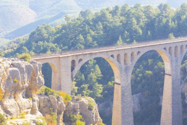 Dağ demiryolu köprüsü panoraması. Dağ demiryolu köprüsü görünümü. Dağlarda demiryolu köprüsü. Dağ demiryolu köprü sahnesi
