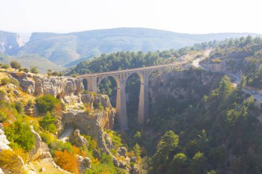Dağ demiryolu köprüsü panoraması. Dağ demiryolu köprüsü görünümü. Dağlarda demiryolu köprüsü. Dağ demiryolu köprü sahnesi