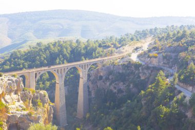 Dağ demiryolu köprüsü panoraması. Dağ demiryolu köprüsü görünümü. Dağlarda demiryolu köprüsü. Dağ demiryolu köprü sahnesi
