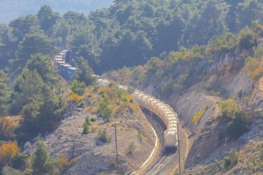 Dağ demiryolu köprüsü panoraması. Dağ demiryolu köprüsü görünümü. Dağlarda demiryolu köprüsü. Dağ demiryolu köprü sahnesi