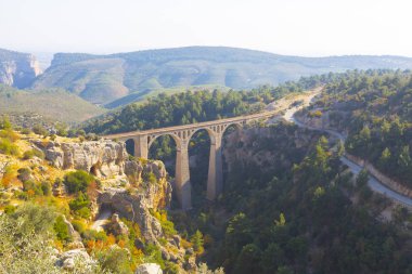 Dağ demiryolu köprüsü panoraması. Dağ demiryolu köprüsü görünümü. Dağlarda demiryolu köprüsü. Dağ demiryolu köprü sahnesi