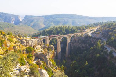 Dağ demiryolu köprüsü panoraması. Dağ demiryolu köprüsü görünümü. Dağlarda demiryolu köprüsü. Dağ demiryolu köprü sahnesi