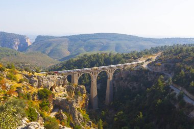 Dağ demiryolu köprüsü panoraması. Dağ demiryolu köprüsü görünümü. Dağlarda demiryolu köprüsü. Dağ demiryolu köprü sahnesi