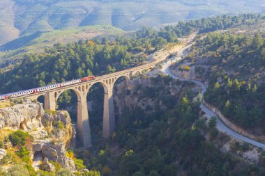 Dağ demiryolu köprüsü panoraması. Dağ demiryolu köprüsü görünümü. Dağlarda demiryolu köprüsü. Dağ demiryolu köprü sahnesi