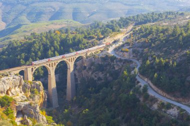 Dağ demiryolu köprüsü panoraması. Dağ demiryolu köprüsü görünümü. Dağlarda demiryolu köprüsü. Dağ demiryolu köprü sahnesi