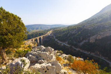 Dağ demiryolu köprüsü panoraması. Dağ demiryolu köprüsü görünümü. Dağlarda demiryolu köprüsü. Dağ demiryolu köprü sahnesi